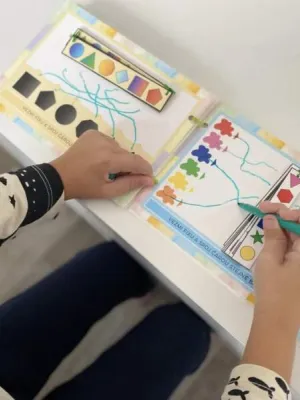 SPOJKA - Mazací sešit. Barvy a tvary s fixou. (2-6 let)